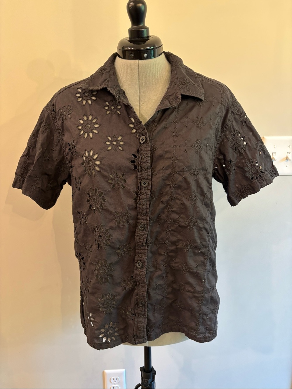 American Eagle Outfitters Black Eyelet Short-Sleeve Button-Up Shirt‎ 0178